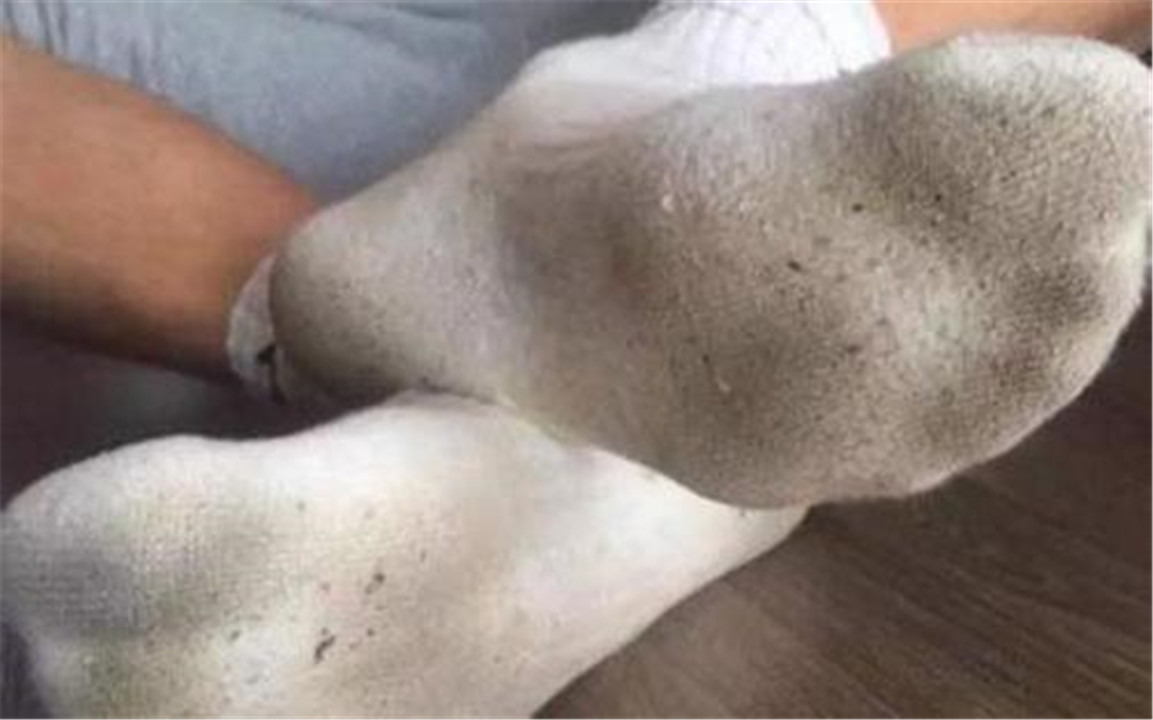 白袜子变黑发黄,洗的时候抹点这个东西,袜子洁白如新