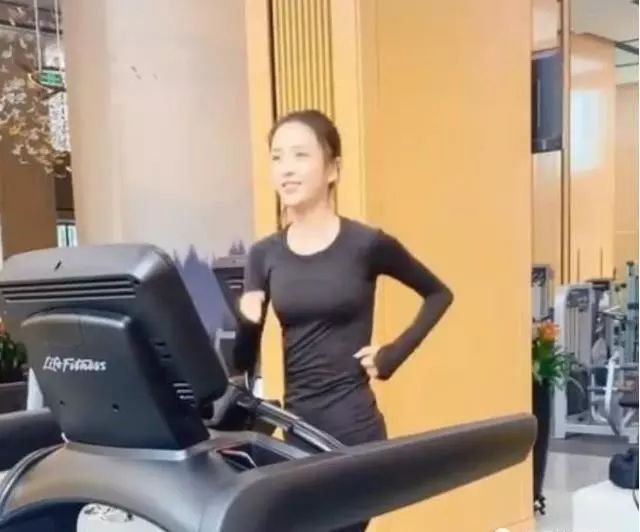 佟丽娅一身黑色运动装素颜跑步,美好的身材都是练出来的