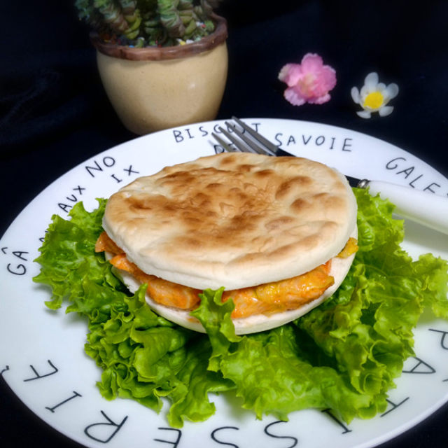 一次吃过瘾,再也不用去肯德基排队了,奥尔良鸡肉夹馍