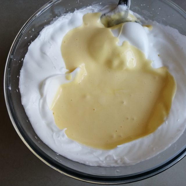 第8步,再倒回剩余的蛋白霜里