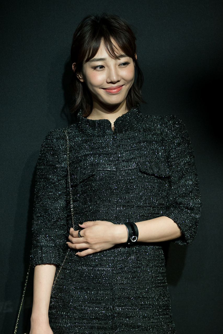 演员白百何,1984年出生于山东青岛,出演奇幻电影《捉妖记》.