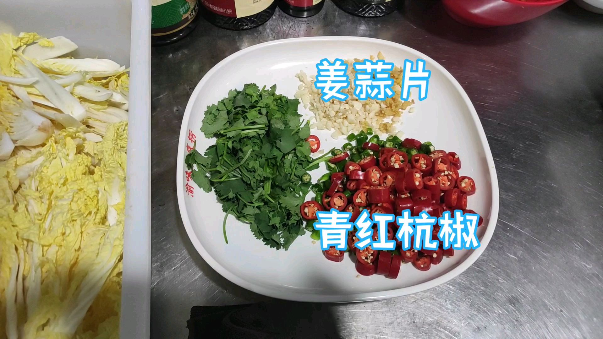 三菜一汤的员工餐,你们觉得怎么样