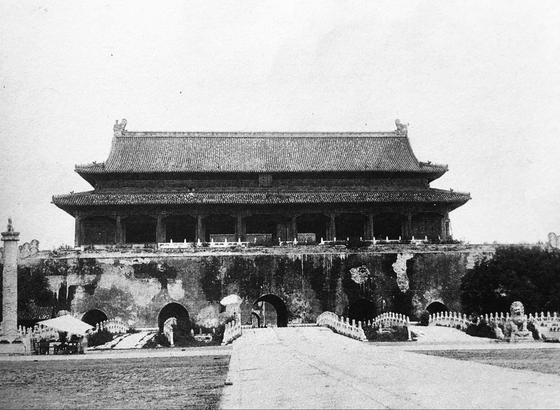 八国联军入侵北京时候的午门,这是八国联军在午门外活动.