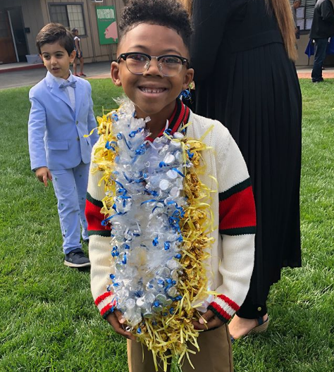 毕业了!尼克-杨晒出儿子在毕业典礼上的照片