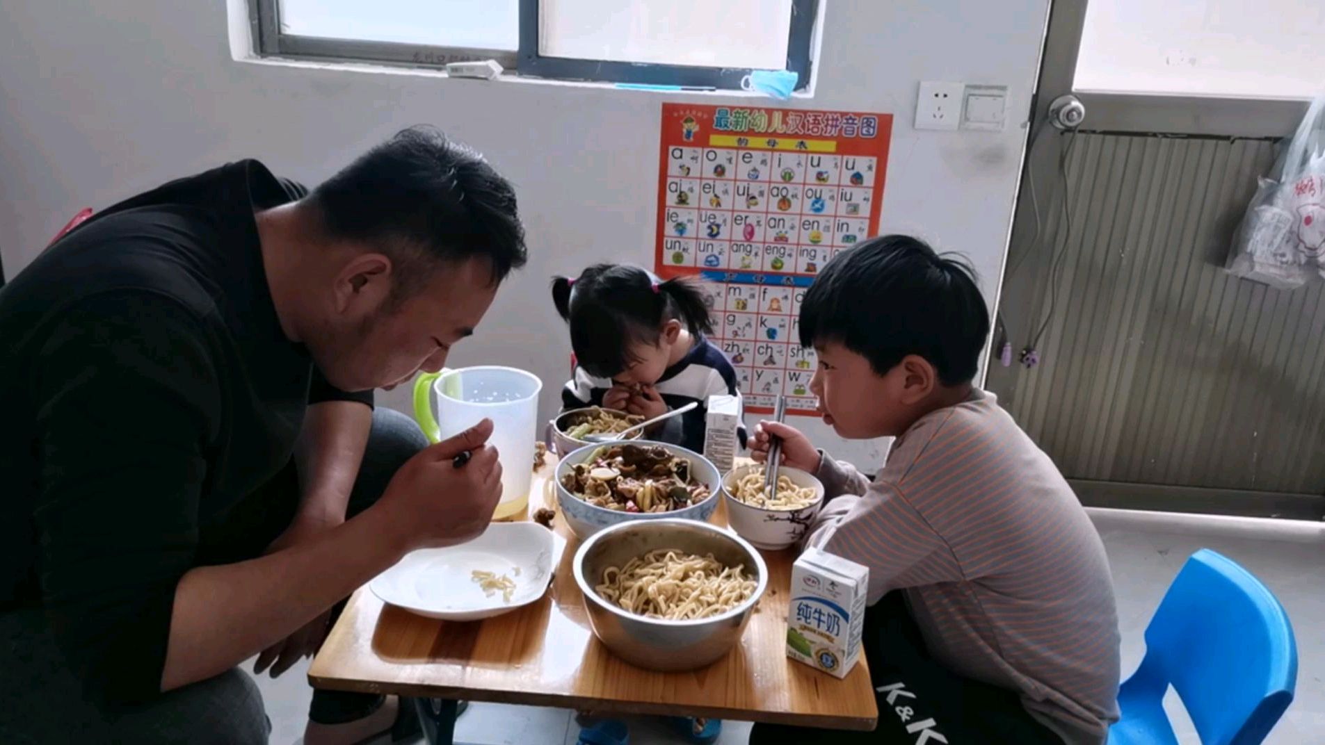 鸡要不要焯水?麻鸡这样炖,在盖上面条,还怪好吃来
