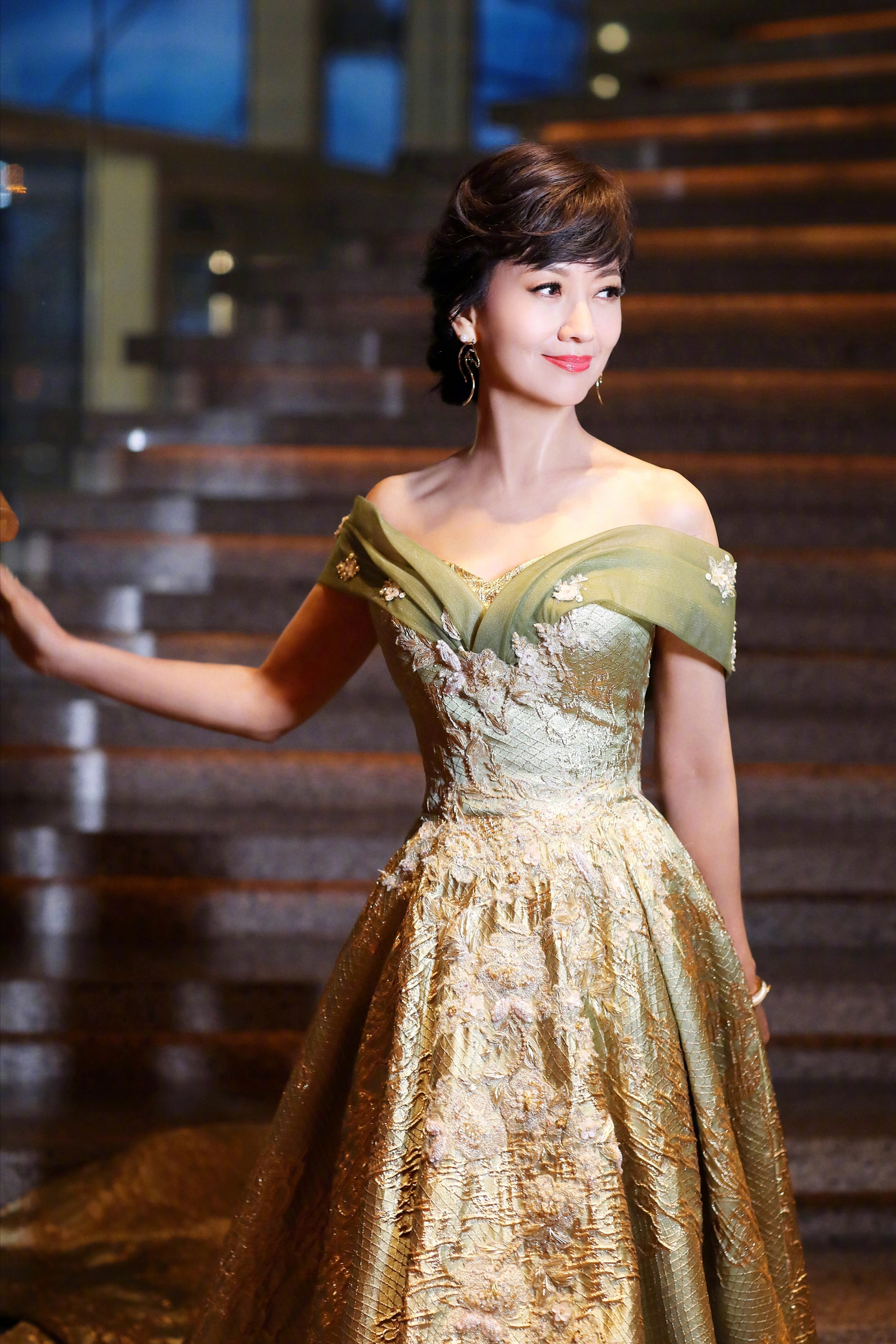 女神依旧,64岁赵雅芝惊艳红毯