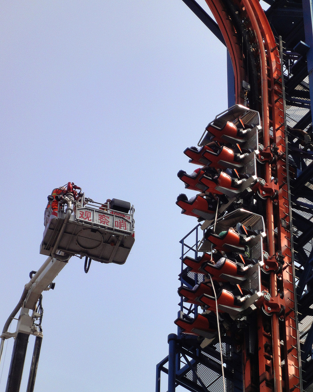 这起事件再次引发了我们对游乐园设备安全问题的关注.