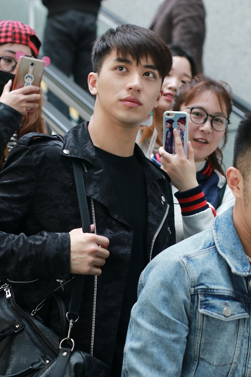 进一步来看,年轻演员来到