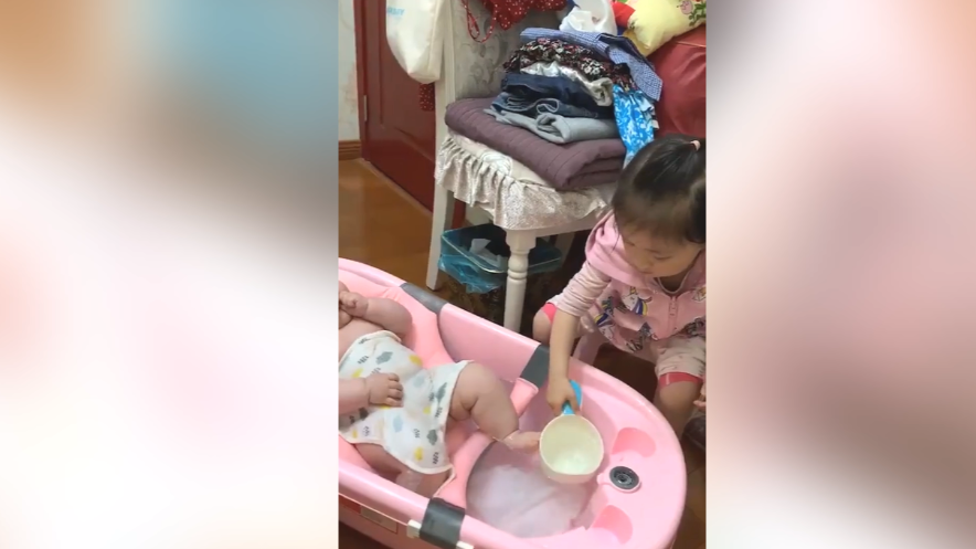 《姐姐跟弟弟洗澡搞笑视频全集》