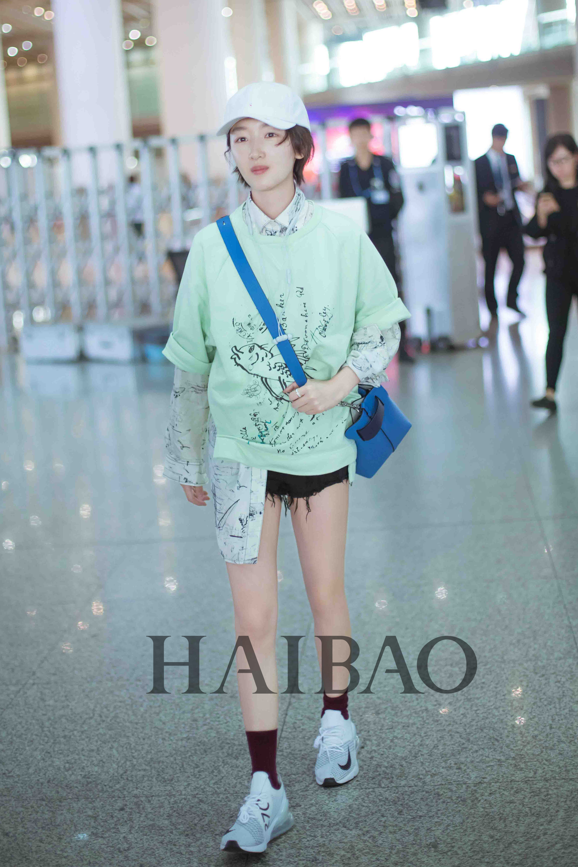 "2018海报街拍instar"候选人周冬雨的全年街拍合集:搭配紧贴潮流,灵气