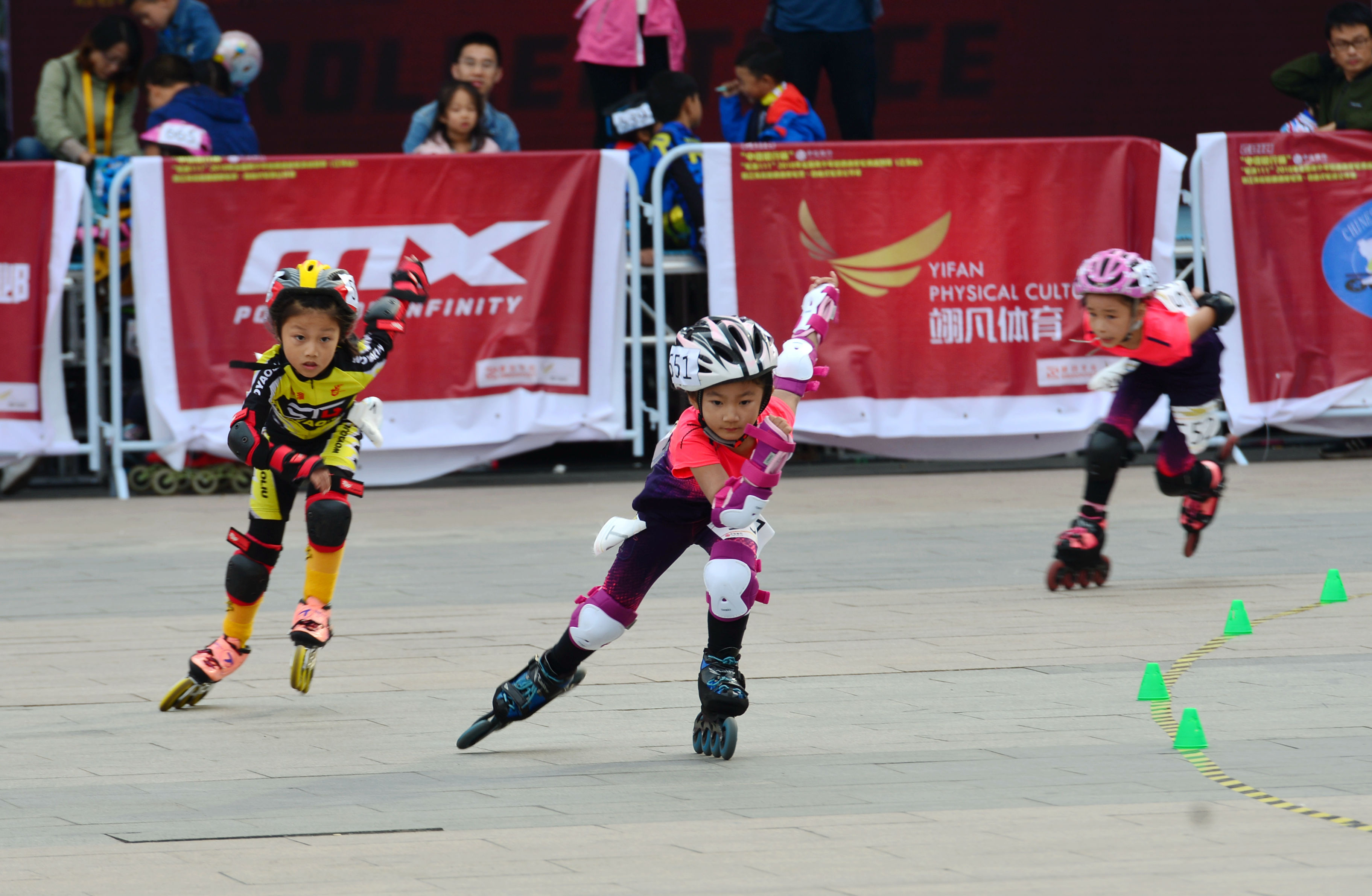 江苏南京:轮滑少年展技艺