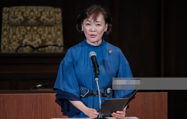 57岁安倍昭惠穿复古蓝裙太优雅!我却被44岁阿根廷第一夫人惊艳到