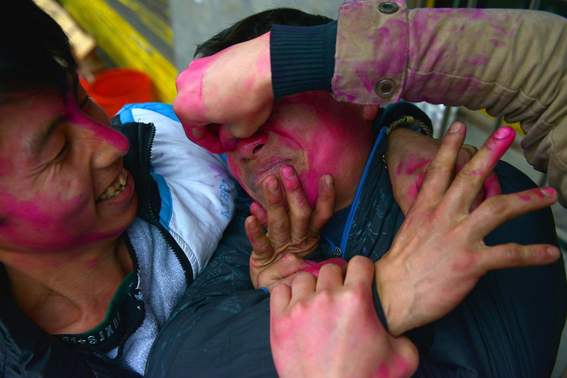 【孩子在课堂被小男孩打伤,家长不应忽视暴力行为】  妈妈描述,周日