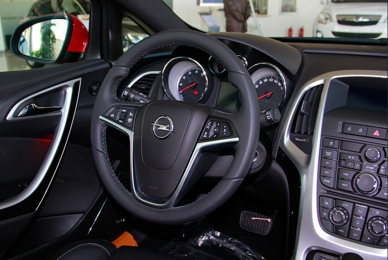 欧宝-雅特的方向盘不是很重,大小比较适中,握感很好,操控很轻巧,简单