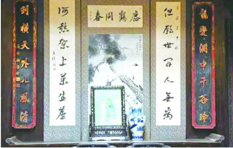 在古代,药店都会挂一副对联:何愁架上药生尘,但愿世人无疾病!