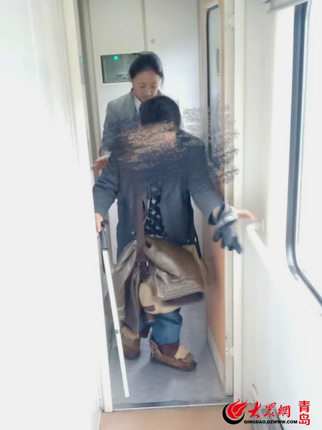 拄拐旅客乘k1138次列车遇座铺难题 车长乘务热心照顾暖人心