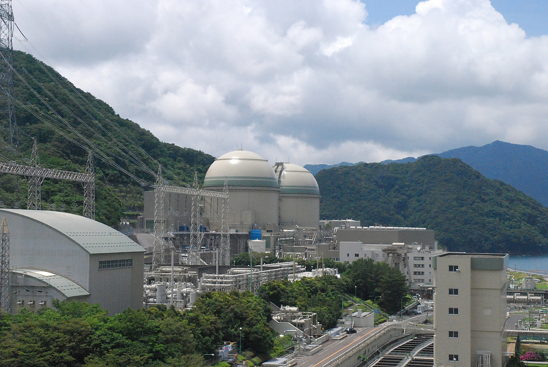 2002年7月2日,广东中广核岭澳核电站一号机组投产.