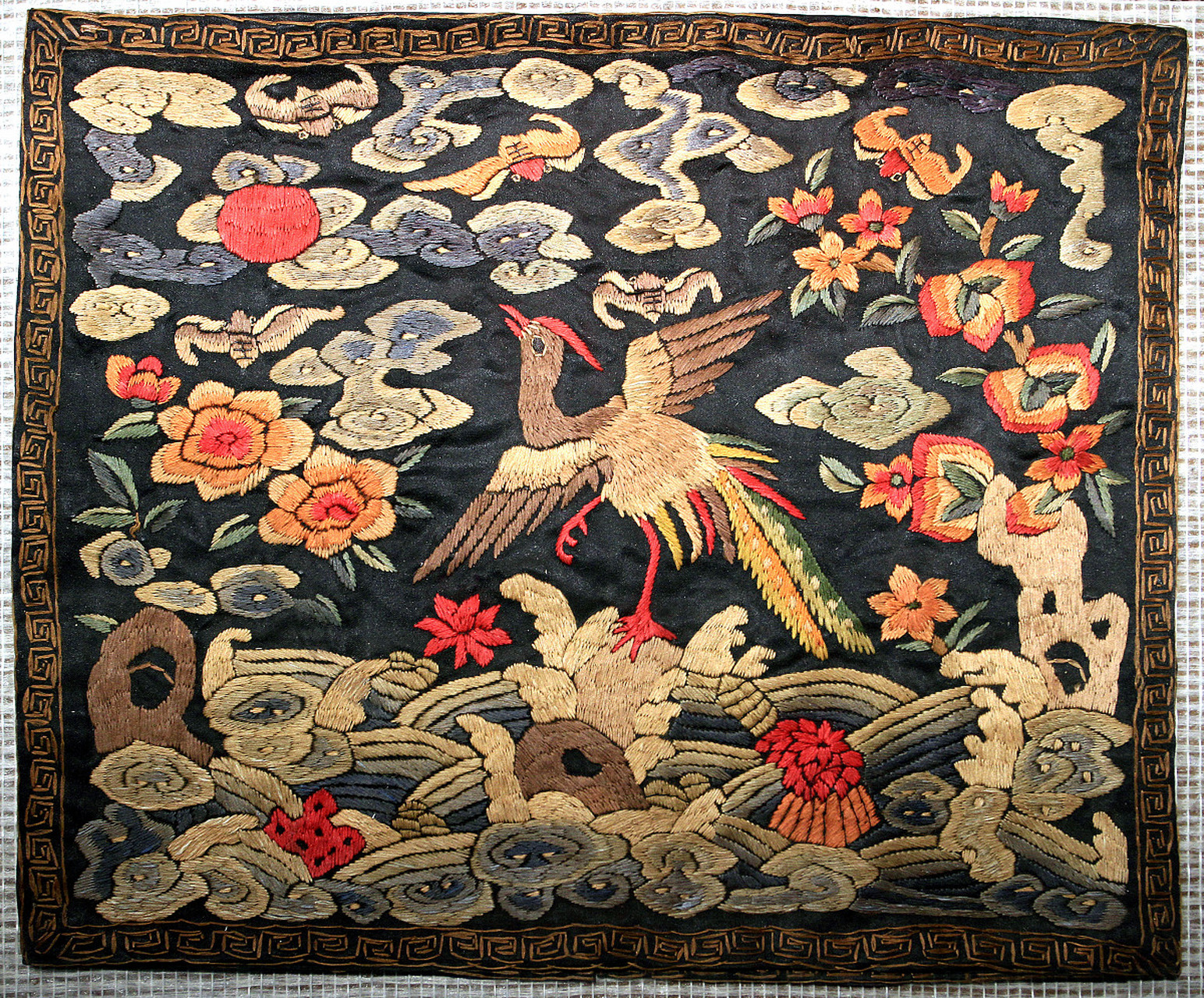 清朝官服补子是一种非常重要的装饰,它是清朝官员们穿戴的必备品之一.