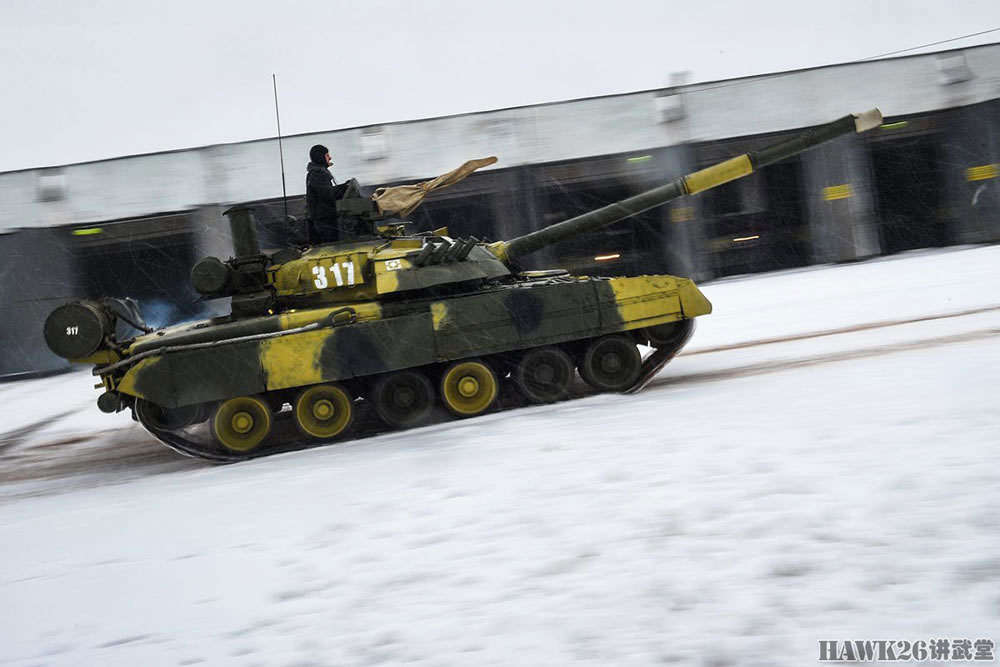 俄军晒t-80ue-1主战坦克 寒冷环境快速启动 主要部署远东和北极