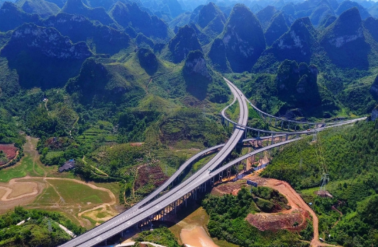 广西河都高速:横卧在桂西北嵩山峻岭中的巨龙,宛若盘旋在群山间