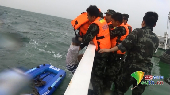 辽宁海警第一支队紧急夜航成功救助海上3名遇险群众