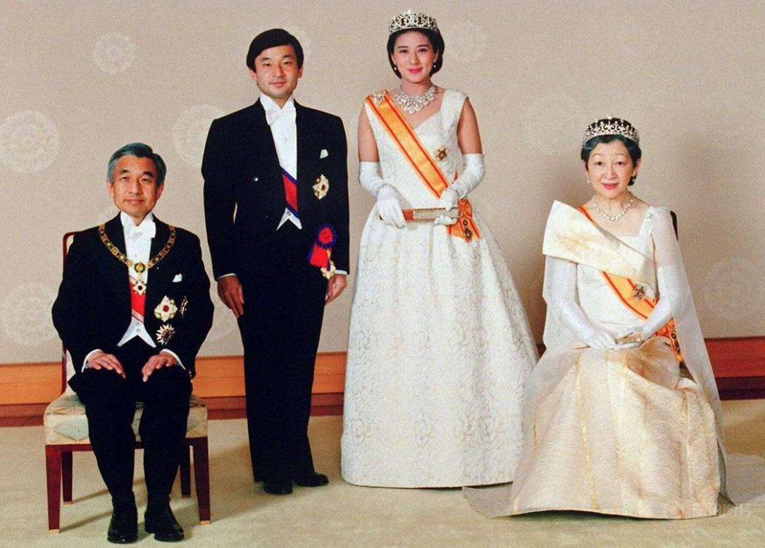 裕仁天皇逝世时,极力邀请中国前去吊唁,中国人4个字回应