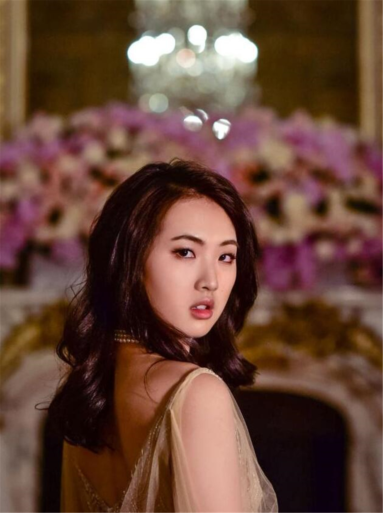 任正非女儿被邀,参加顶级奢华名媛舞会,网友:投胎技术好!