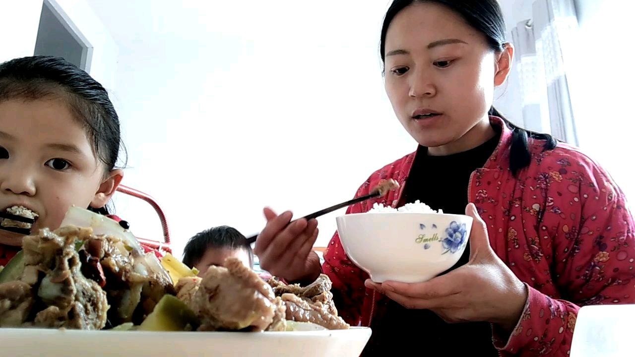 87年的宝妈,改善伙食用萝卜炖鸡,真是太美味了