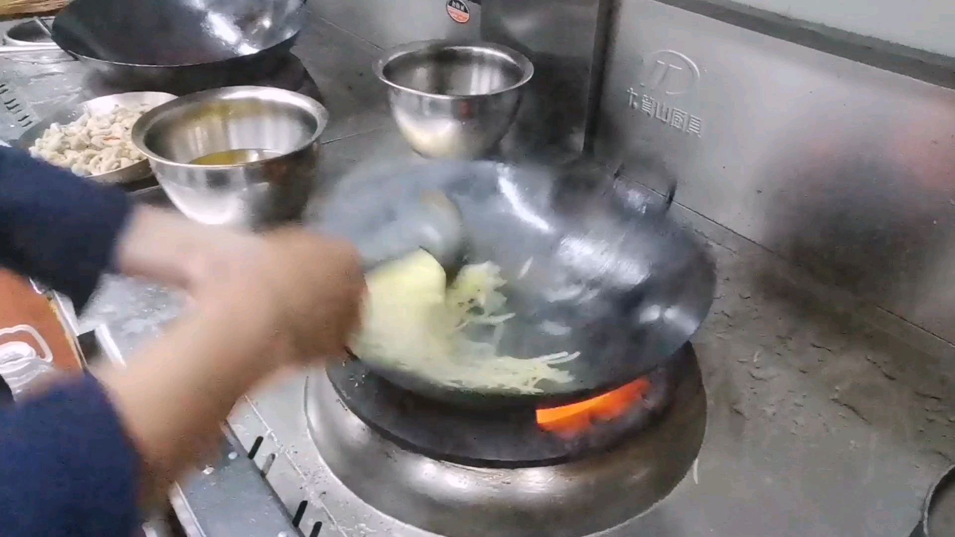 餐厅吃饭点份酸辣土豆丝两分钟不到上菜 看看后厨小伙是怎么炒的