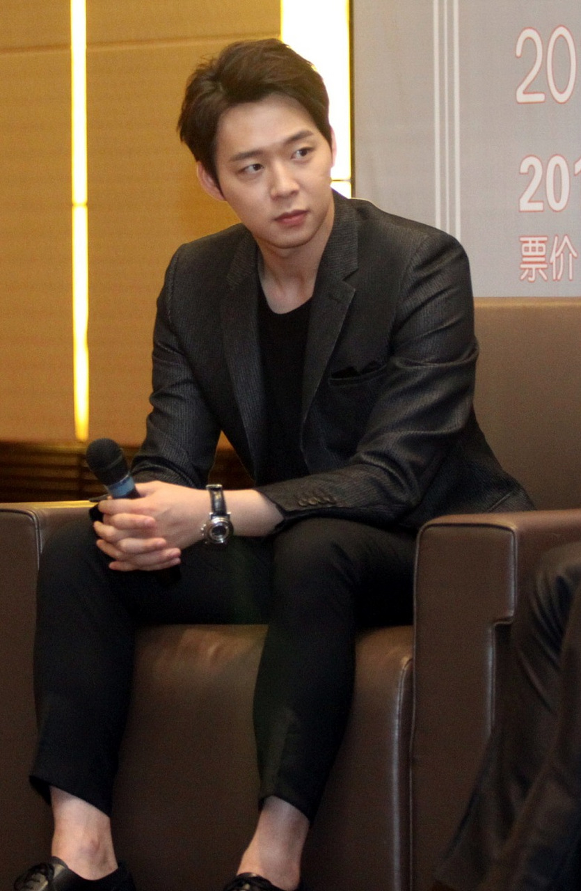 女友曾助阵朴有天与泰国经纪公司合作,感情曾风生水起.