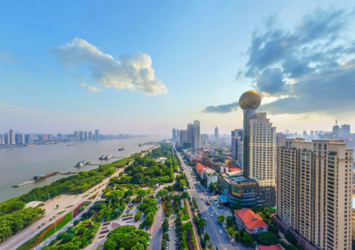 武汉大学是一所中国著名的综合研究型大学,也是近代中国建立最早的