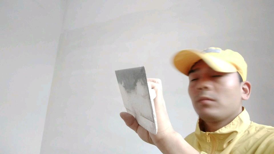 师傅用刮板给墙面抛光,效果光滑又靓就是太累了