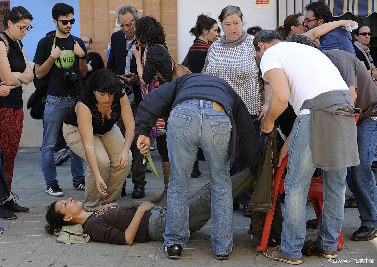 女子当众暴打小三,随后将体毛塞进对方嘴里,路人:她太疯狂了!