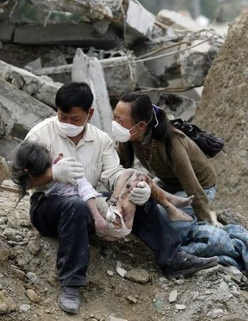 汶川地震经典感人照片图片