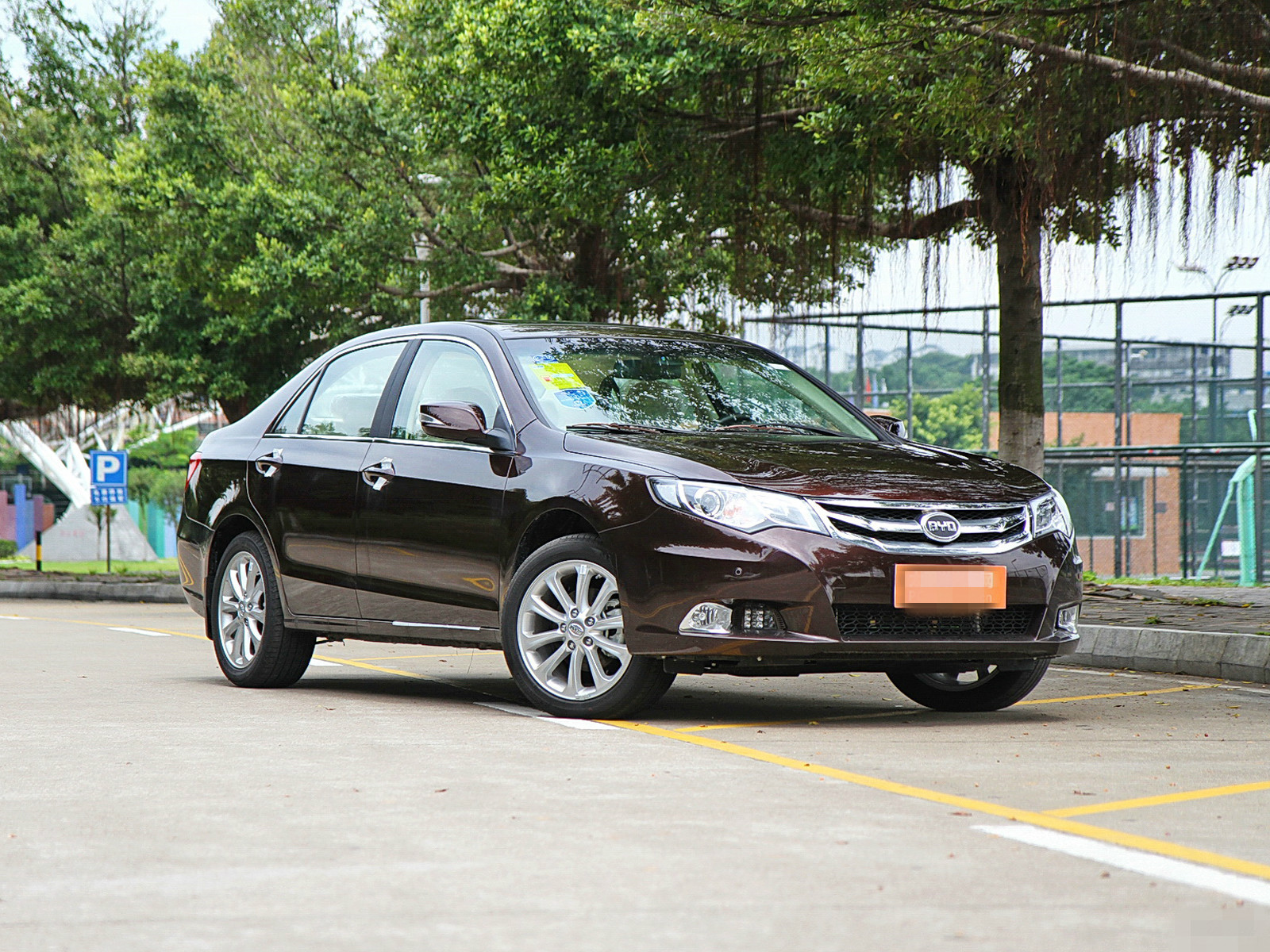 从图片上看这款比亚迪思锐,这款车有着流畅的线条,大气的外观,很适合