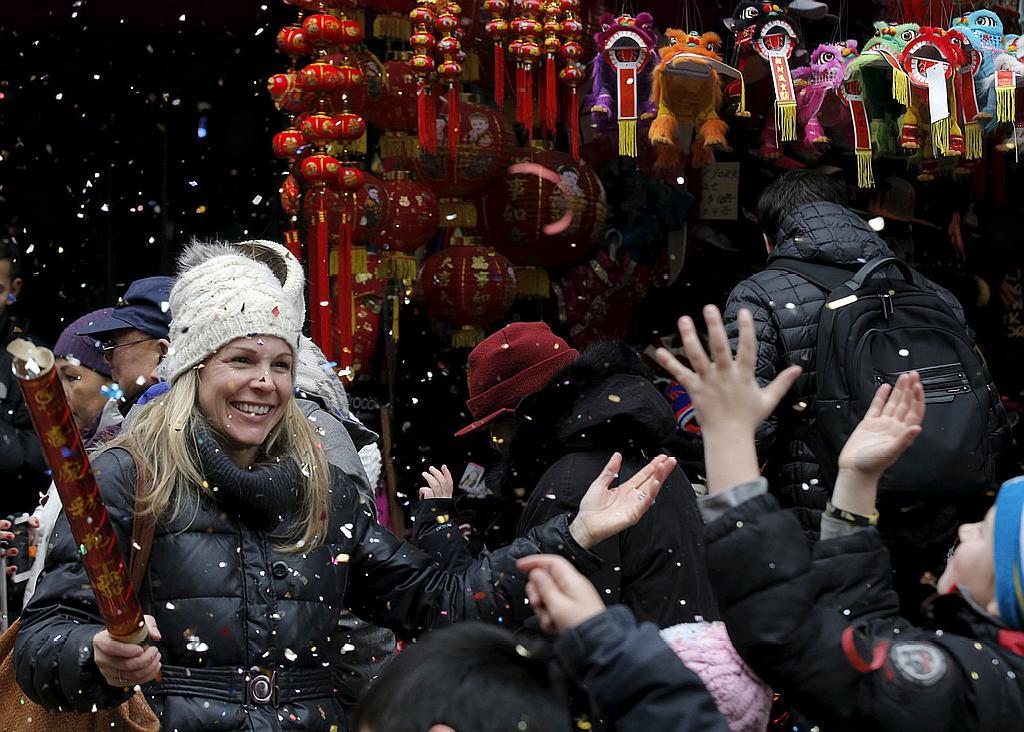 2001年春节,纽约地标帝国大厦楼顶1327盏彩灯全部换成了中国传统喜庆