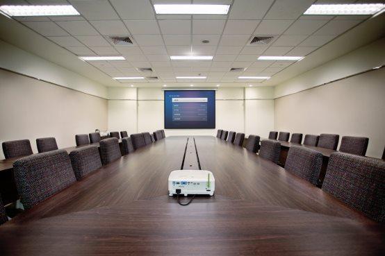 能搞定客户的智能商务投影机,改方案不如升级会议室