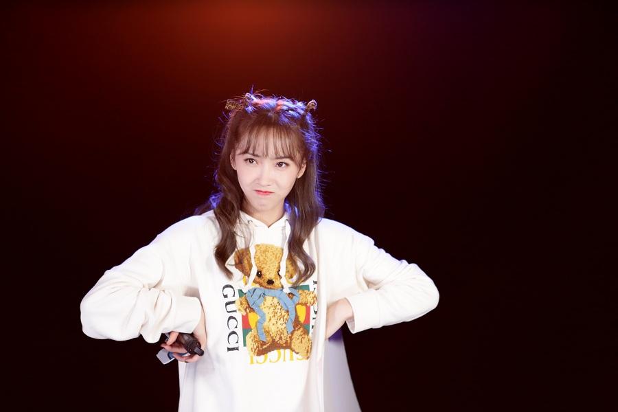 宣璐直播玩唱跳《意难平》《小情歌》网友直呼:师姐出道吧