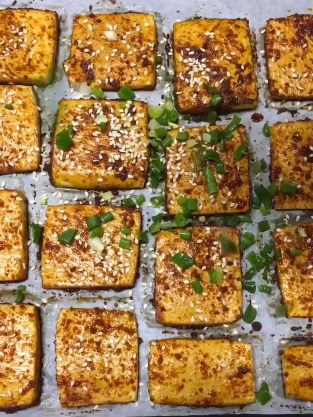 用烤箱烤豆腐块,比用锅来煎的好看,好吃