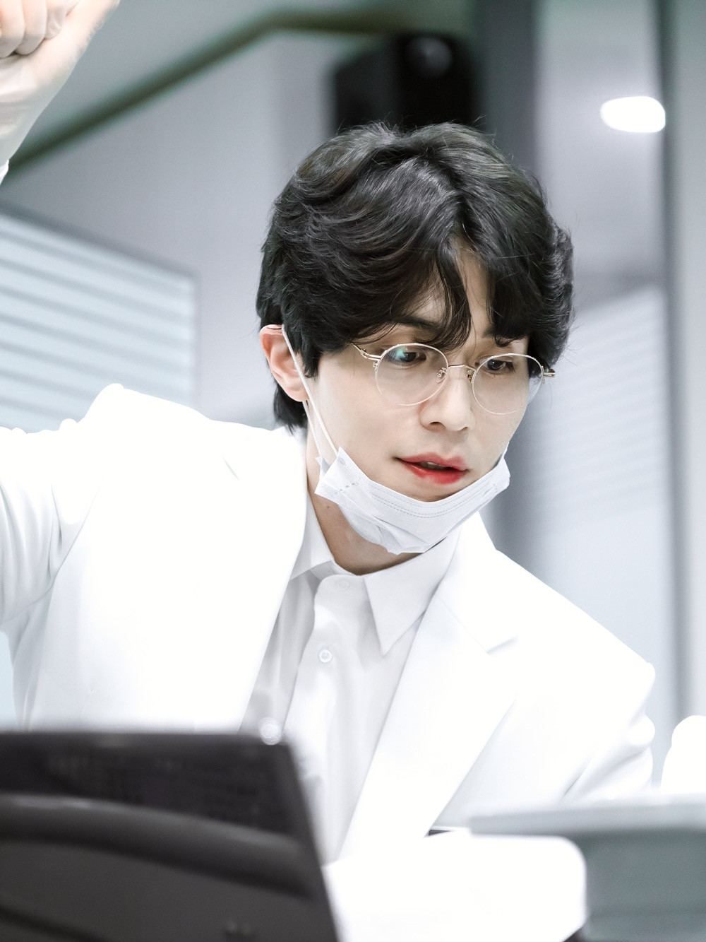 李栋旭现身机场,穿西装裤秀腿长,长发也抵挡不住的帅气!