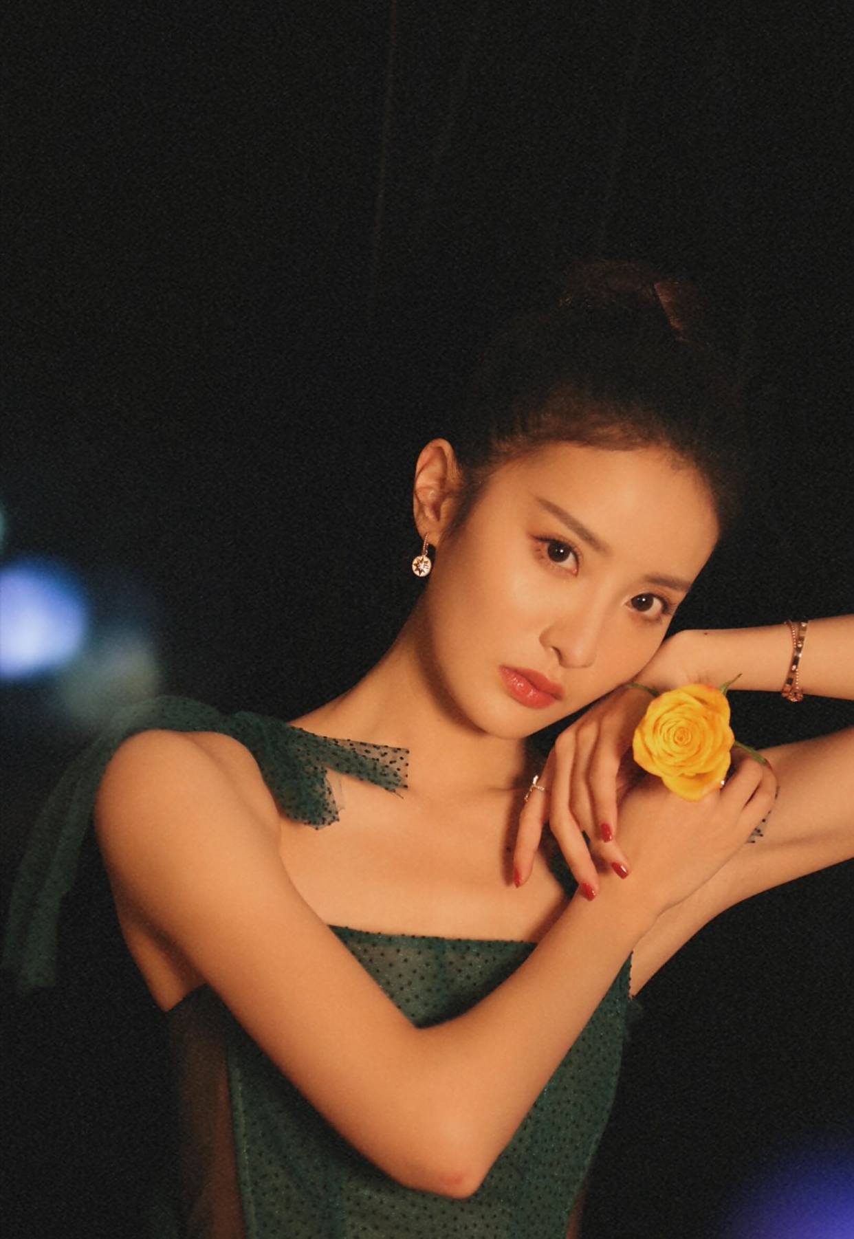 赖雨濛穿搭高贵典雅,格外耀眼动人 网友:绿色也就她hold住