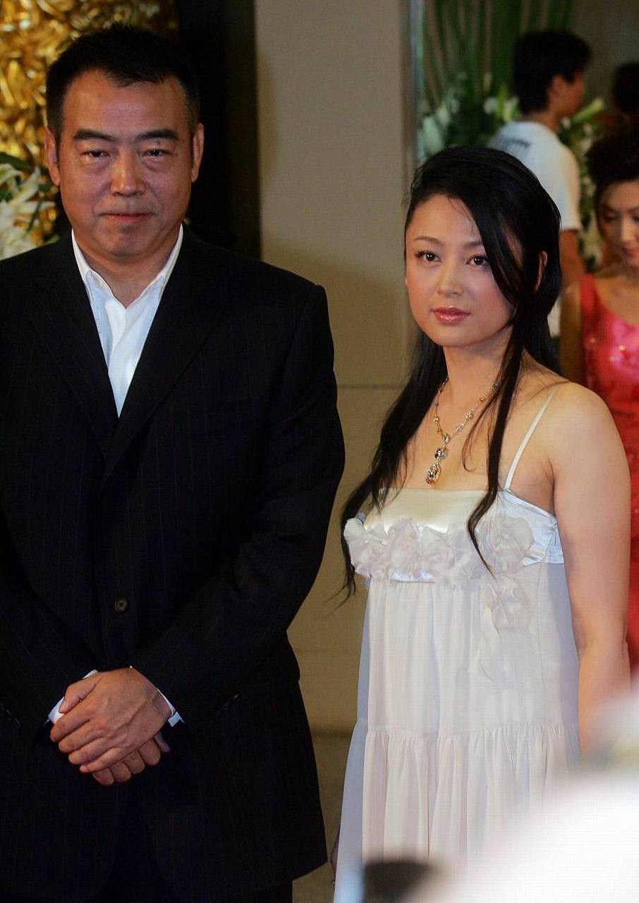 1993年,陈红扮演的貂蝉一坐到张光北腿上,张光北就变得脸色通红,一旁