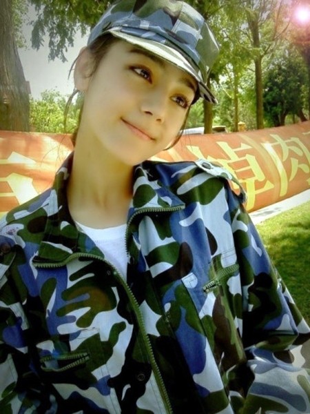 迪丽热巴大学街拍照曝光,纯天然美女这里却有个bug!