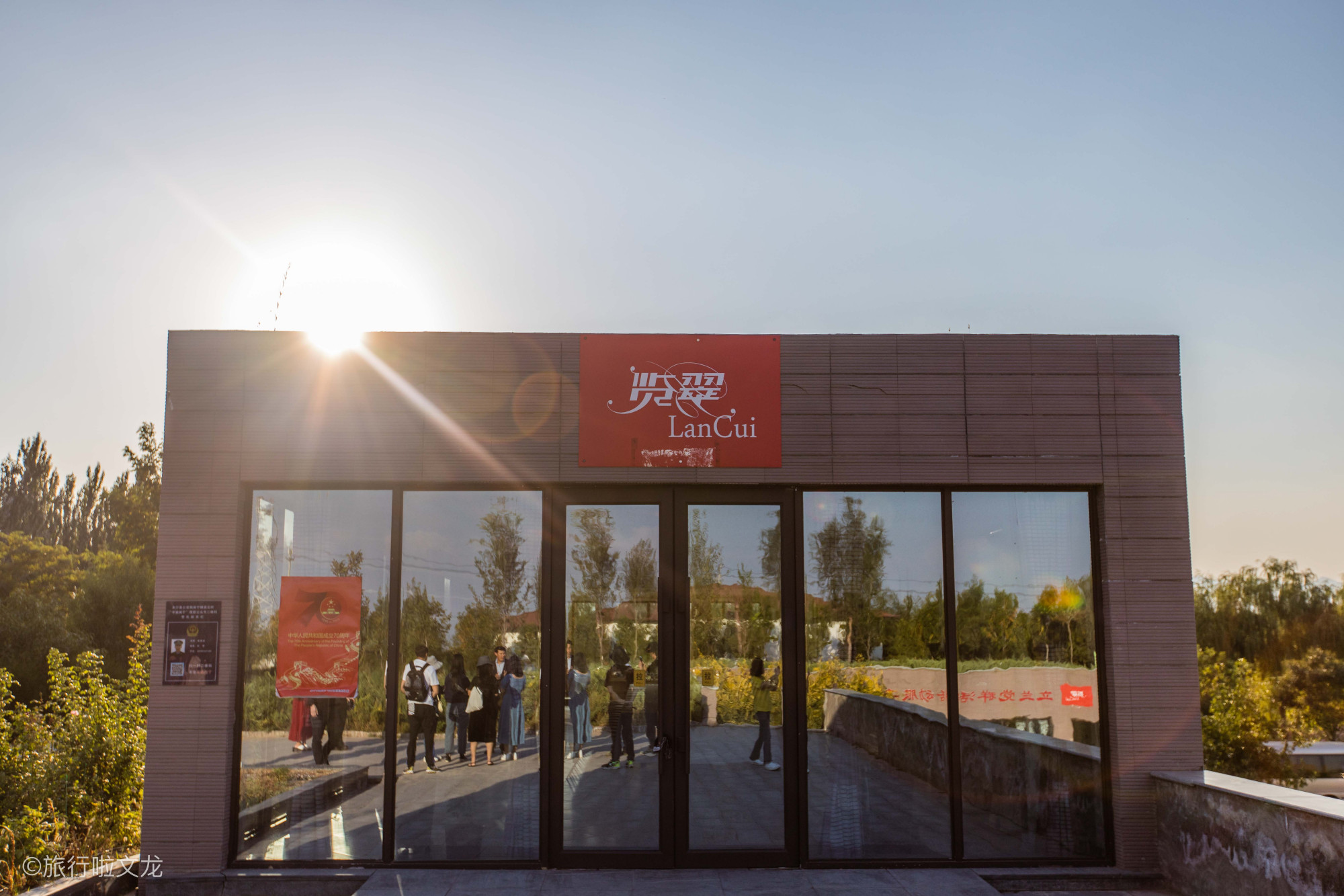 宁夏立兰酒庄好聪明,利用地势坡度重力自然入料,减少葡萄损伤