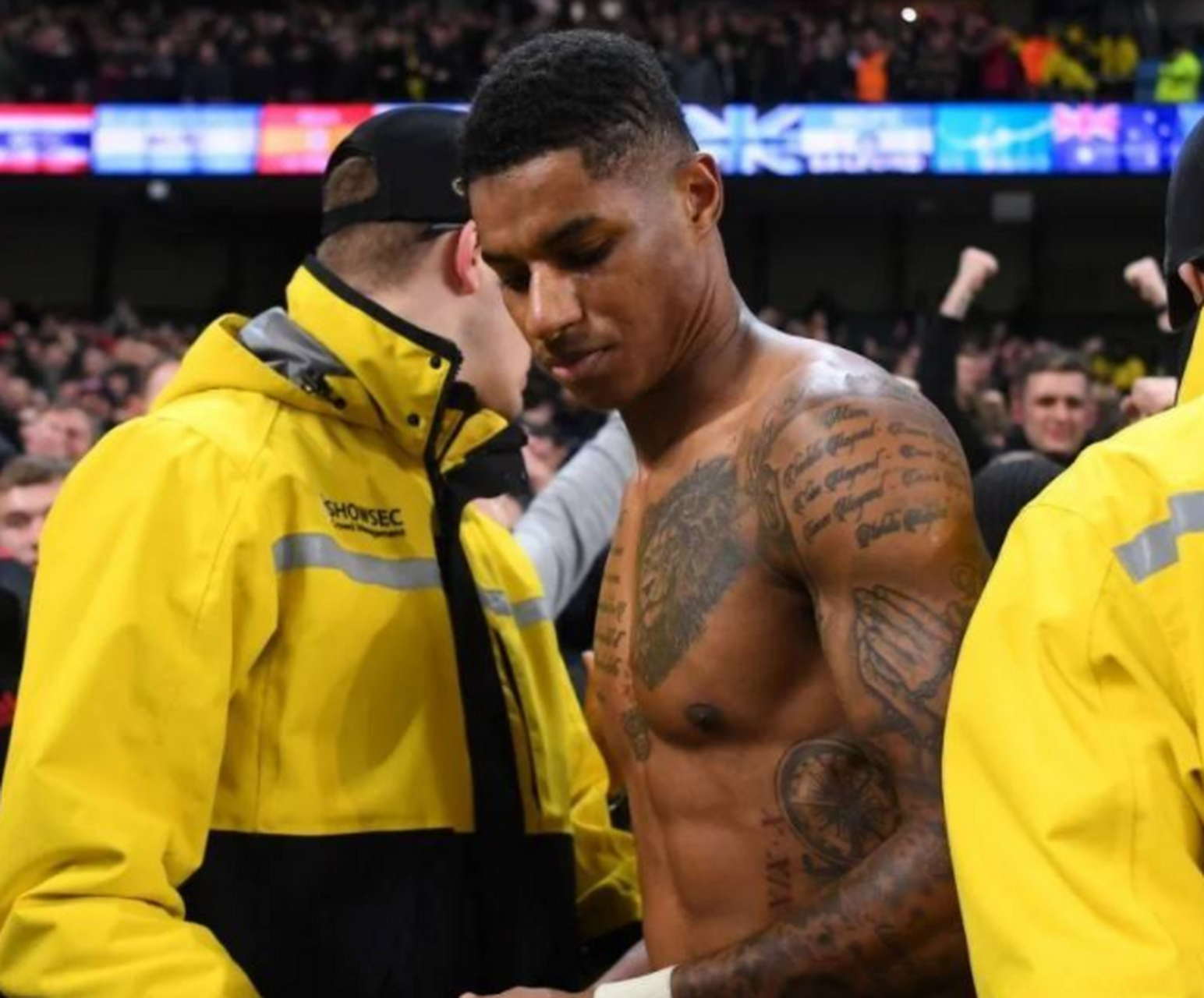 拉什福德大秀肌肉,引来各路明星点赞评论!