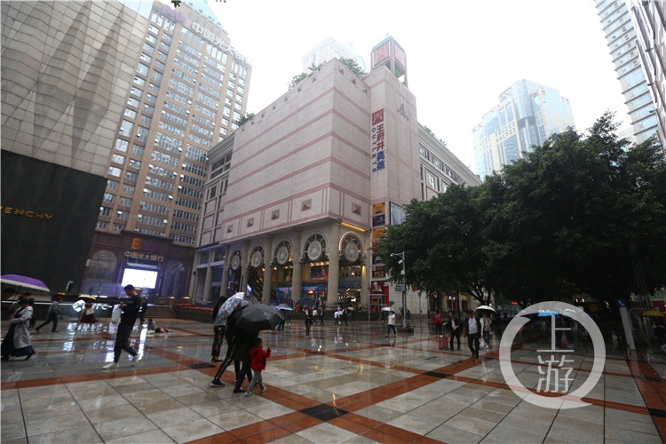 王府井百货解放碑店的最后一天:空荡荡的售货区和最后的折扣活动