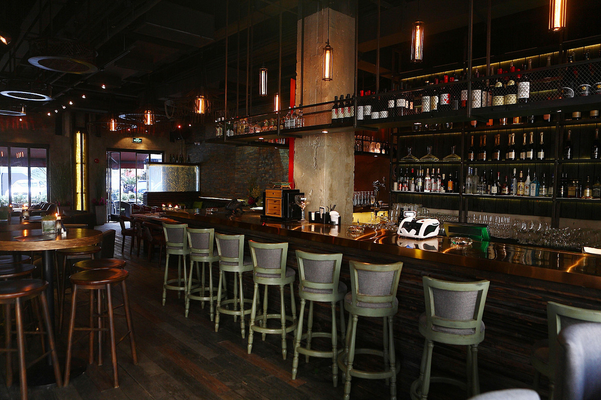 这家精酿啤酒小酒馆以运动风气为主题,环境简约而充满活力,提供各种精