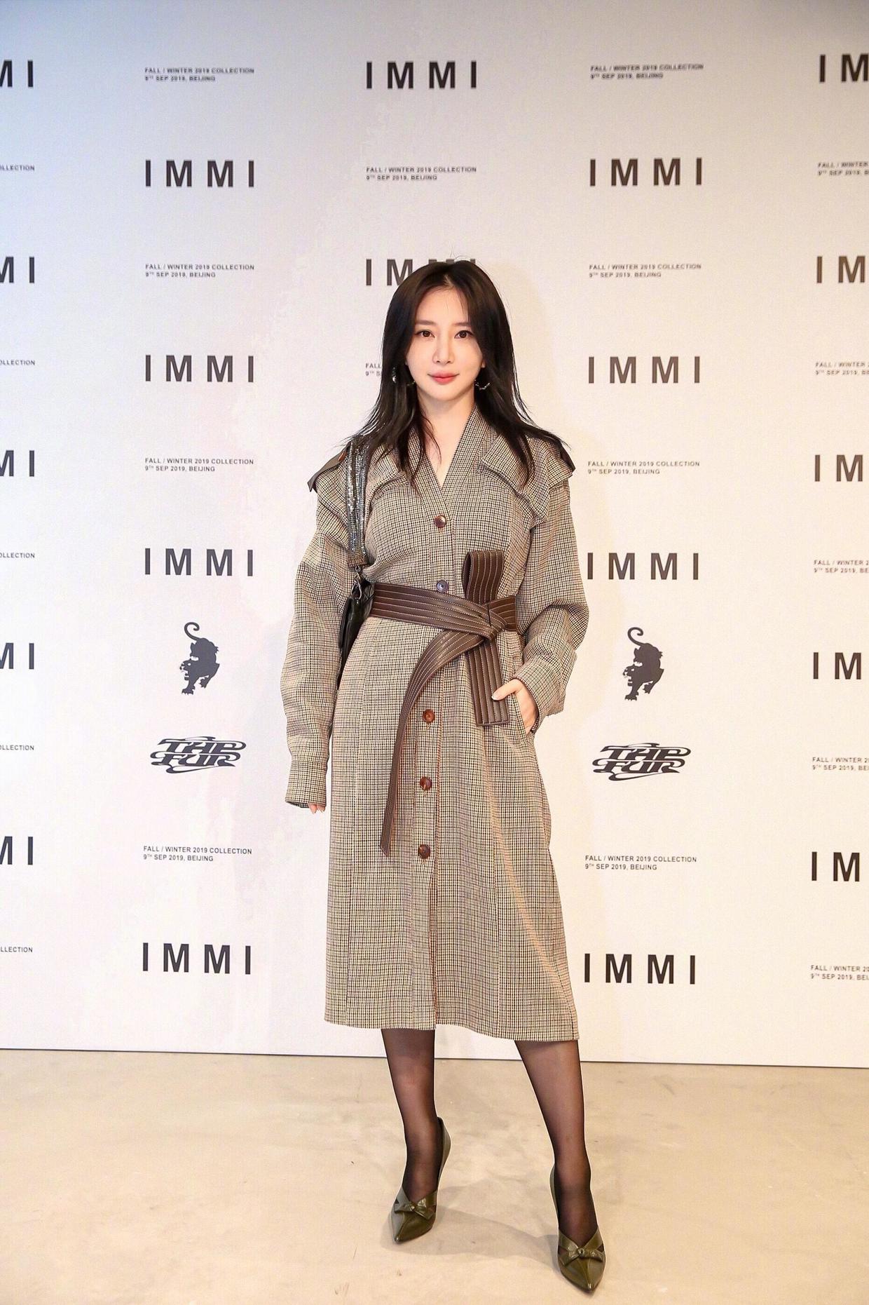 熊乃瑾穿搭一点不含糊!大衣下面穿条丝袜就出门,美得性感高级