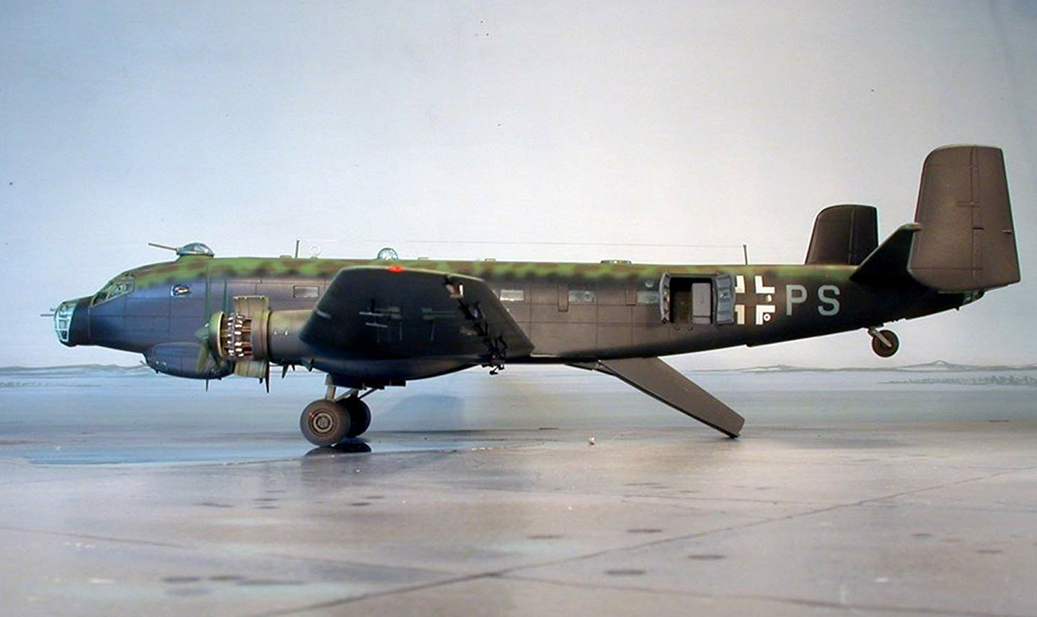 图为ju 88快速轰炸机(万能博士),空重9.