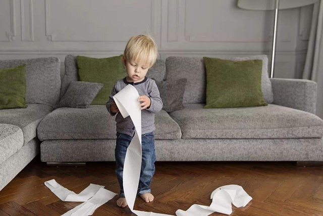 宝宝喜欢撕纸,涂鸦,扔玩具,是"动手敏感期"到了,别随意训斥